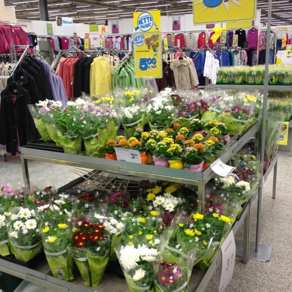 Photo taken at Tokmanni by Ida J. on 3/19/2013