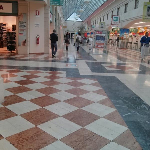 Photo taken at Auchan by Andrew M. on 10/24/2013-意大利伦巴第马扎诺阿尔西德加斯派瑞路6 Photo taken at Auchan by Andrew M. on 10/24/2013