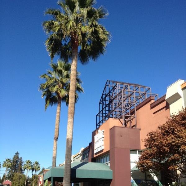 Photo taken at Whole Foods Market by Ryan E. on 11/4/2012-加尼福尼亚 坎贝尔巴斯科姆大道1690(汉密尔顿大道) Photo taken at Whole Foods Market by Ryan E. on 11/4/2012