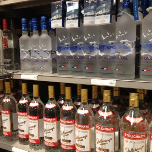 Photo taken at LCBO by Thalita K. on 9/7/2012-加拿大安大略省贵湖石路斯科茨代尔路615 Photo taken at LCBO by Thalita K. on 9/7/2012