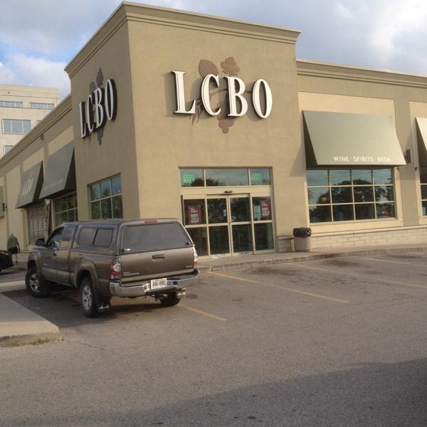 Photo taken at LCBO by Alan W. on 9/30/2013-加拿大安大略省贵湖石路斯科茨代尔路615 Photo taken at LCBO by Alan W. on 9/30/2013