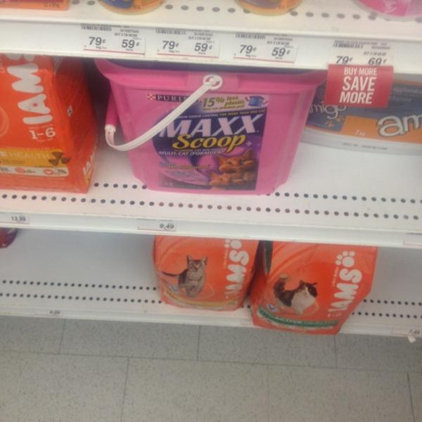 Photo taken at Shoppers Drug Mart by Debbie G. on 10/7/2012-加拿大 萨斯卡通第八街道2105 Photo taken at Shoppers Drug Mart by Debbie G. on 10/7/2012