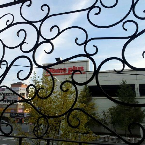 Photo taken at 홈플러스 (Home plus) by Jake P. on 10/26/2011