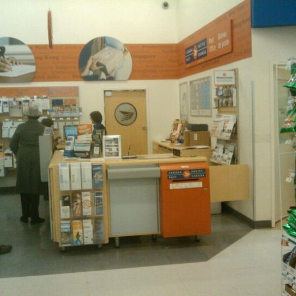 Photo taken at Shoppers Drug Mart by Jonathan T. on 11/7/2012