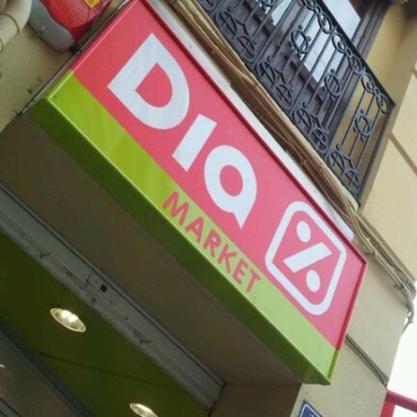 Photo taken at Dia Autoservicio Descuento by Pedro N. on 11/14/2011