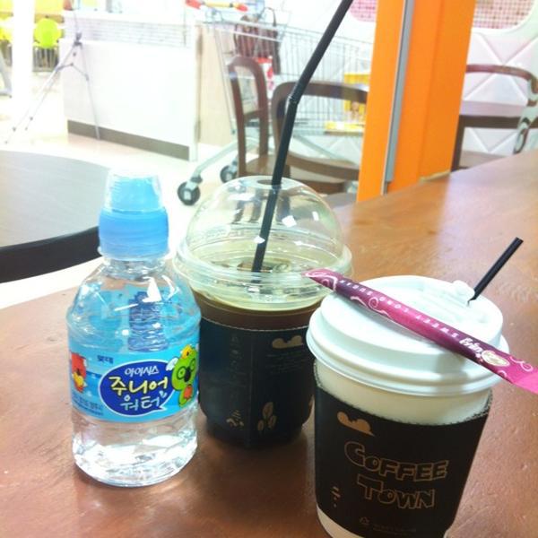 Photo taken at 이마트 / E-Mart by Eunha S. on 5/4/2012