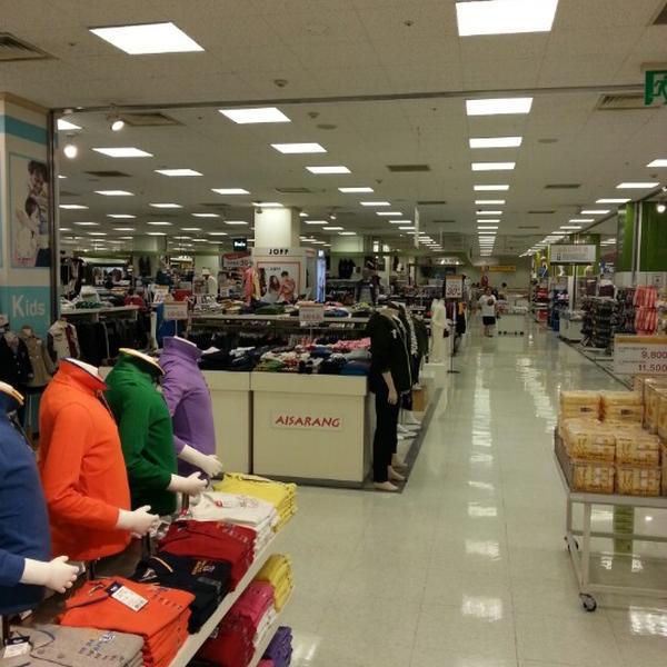 Photo taken at 이마트 / E-Mart by Jason P. on 9/4/2012