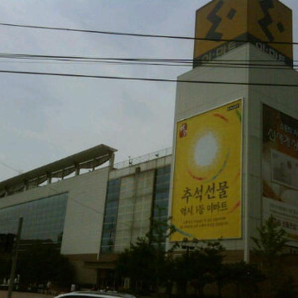 Photo taken at 이마트 / E-Mart by Youngwon L. on 8/28/2011