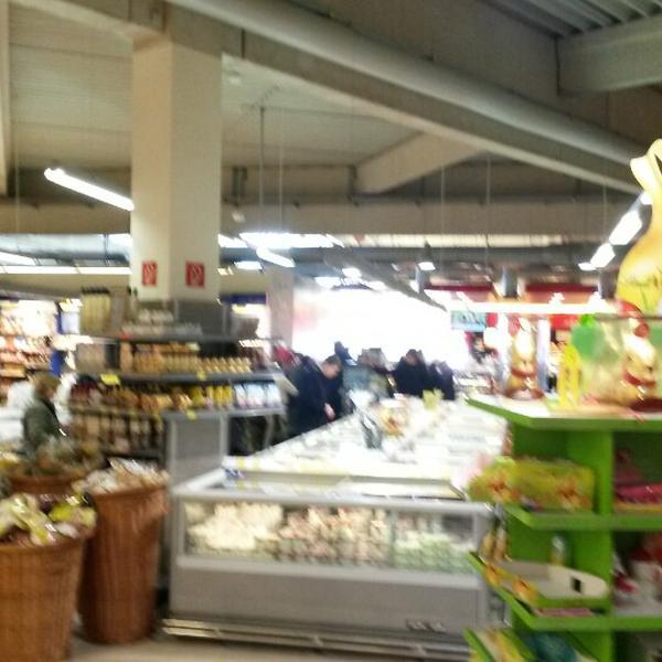 Photo taken at EDEKA by laza on 4/4/2015-德国北莱茵威斯特法伦科隆克彭 Photo taken at EDEKA by laza on 4/4/2015
