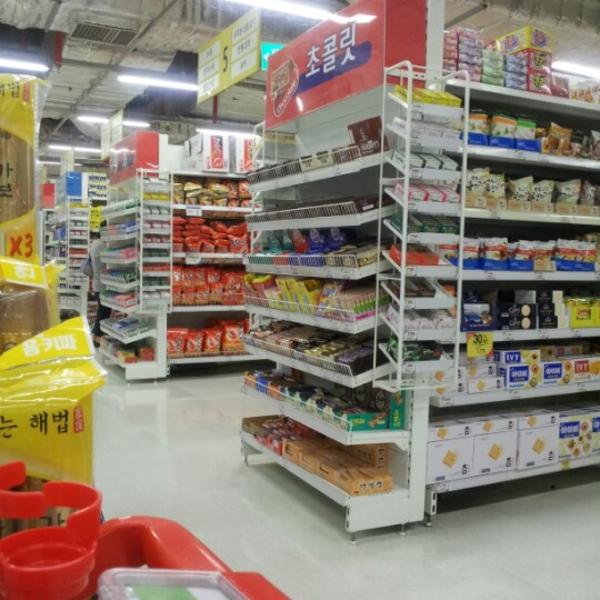 Photo taken at 홈플러스 / Home Plus by shutterbug b. on 7/9/2012-忠清北道清州上党区东城酒馆 Photo taken at 홈플러스 / Home Plus by shutterbug b. on 7/9/2012