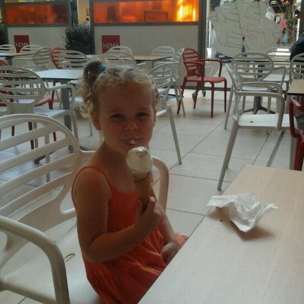 Photo taken at HEMA by Jessica v. on 8/18/2012-荷兰北荷兰省霍夫多普圩区广场209 Photo taken at HEMA by Jessica v. on 8/18/2012