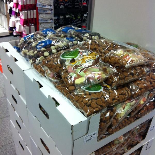 Photo taken at HEMA by Richard S. on 9/9/2011-荷兰北荷兰省霍夫多普圩区广场209 Photo taken at HEMA by Richard S. on 9/9/2011