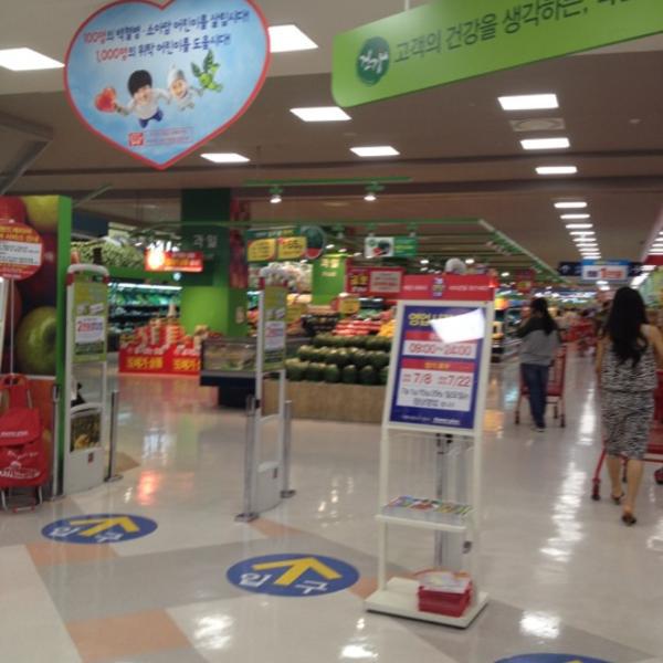 Photo taken at 홈플러스 (Home Plus) by Sole Mio o. on 7/4/2012-京畿道高阳市义山区1036 Photo taken at 홈플러스 (Home Plus) by Sole Mio o. on 7/4/2012