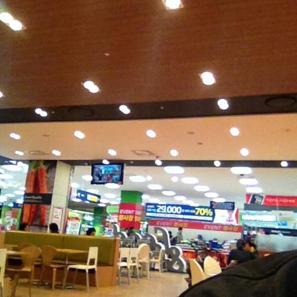 Photo taken at 홈플러스 (Home Plus) by YoungDae K. on 3/28/2013-京畿道高阳市义山区1036 Photo taken at 홈플러스 (Home Plus) by YoungDae K. on 3/28/2013