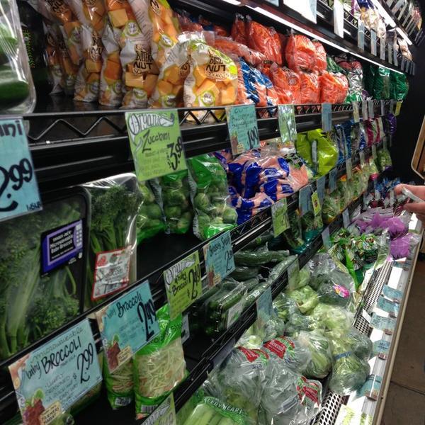 Photo taken at Trader Joe's by Carly S. on 1/30/2013-华盛顿 西雅图年安妮女王大道北1916(西浮雕街) Photo taken at Trader Joe's by Carly S. on 1/30/2013