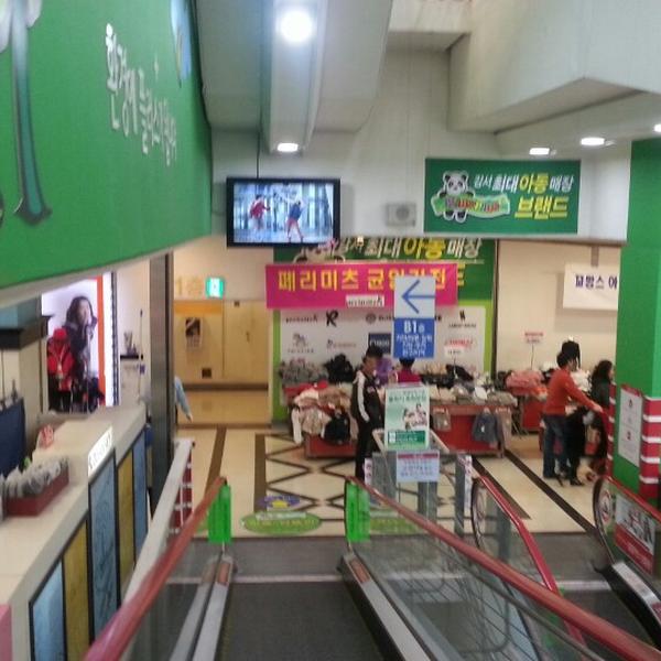 Photo taken at 홈플러스 (Home plus) by SungKyun A. on 4/7/2013