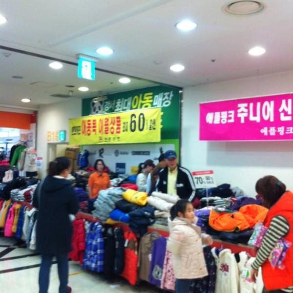 Photo taken at 홈플러스 (Home plus) by eps1024 해. on 11/4/2012