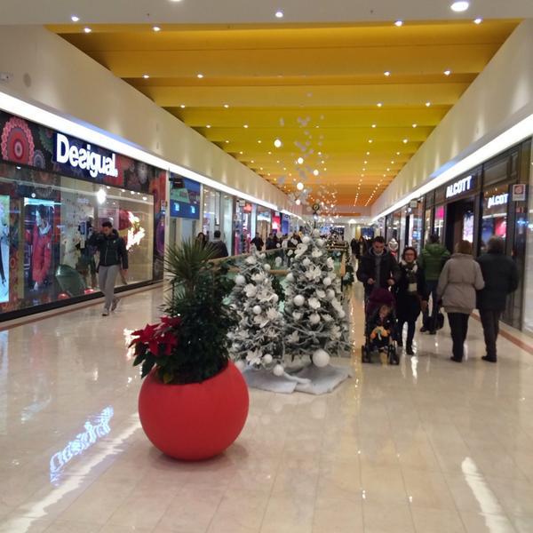 Photo taken at Auchan by Vlad L. on 12/18/2013-意大利威尼斯唐托萨托街22 Photo taken at Auchan by Vlad L. on 12/18/2013