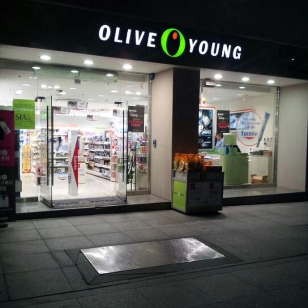 Photo taken at 올리브영 (OLIVE YOUNG) by Yongseok G. on 10/20/2012