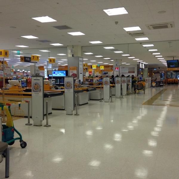 Photo taken at 이마트 (E-Mart) by Hyejin S. on 4/4/2014-济州西归浦市9209易买得超市 Photo taken at 이마트 (E-Mart) by Hyejin S. on 4/4/2014