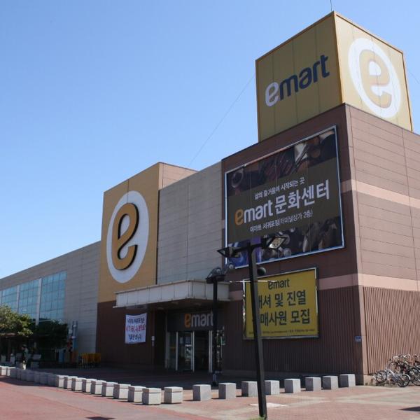 Photo taken at 이마트 (E-Mart) by M C J. on 4/7/2014-济州西归浦市9209易买得超市 Photo taken at 이마트 (E-Mart) by M C J. on 4/7/2014