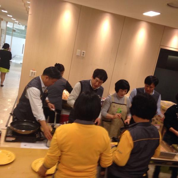 Photo taken at 이마트 / E-Mart by Junsung K. on 11/22/2013-大田市东区1689易买得超市 Photo taken at 이마트 / E-Mart by Junsung K. on 11/22/2013