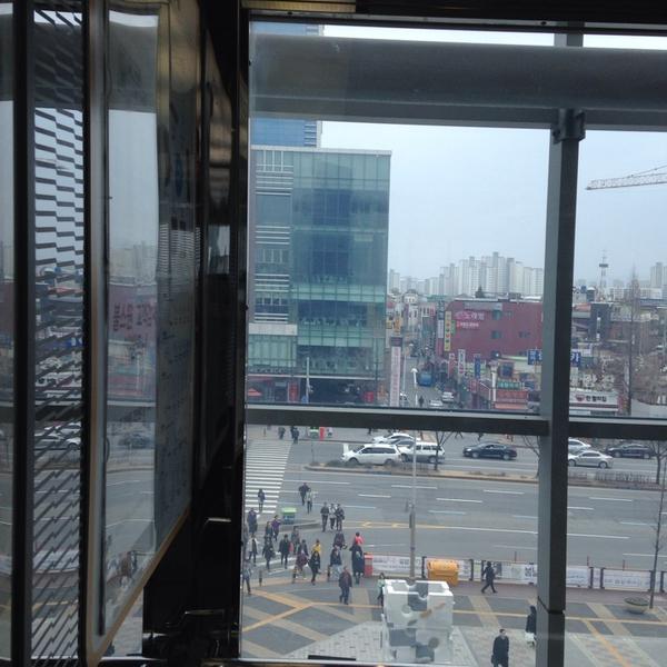 Photo taken at 이마트 / E-Mart by Sang Sin L. on 3/19/2014-大田市东区1689易买得超市 Photo taken at 이마트 / E-Mart by Sang Sin L. on 3/19/2014