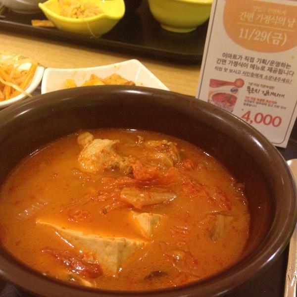 Photo taken at 이마트 / E-Mart by Junsung K. on 11/29/2013-大田市东区1689易买得超市 Photo taken at 이마트 / E-Mart by Junsung K. on 11/29/2013