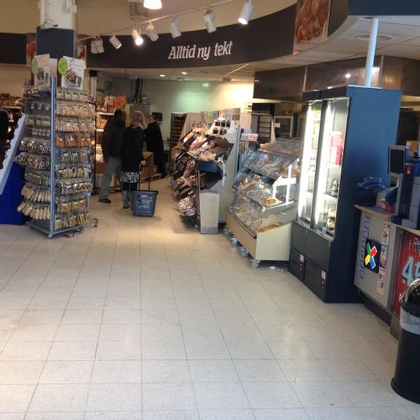 Photo taken at Meny by Khalique R. on 4/10/2012