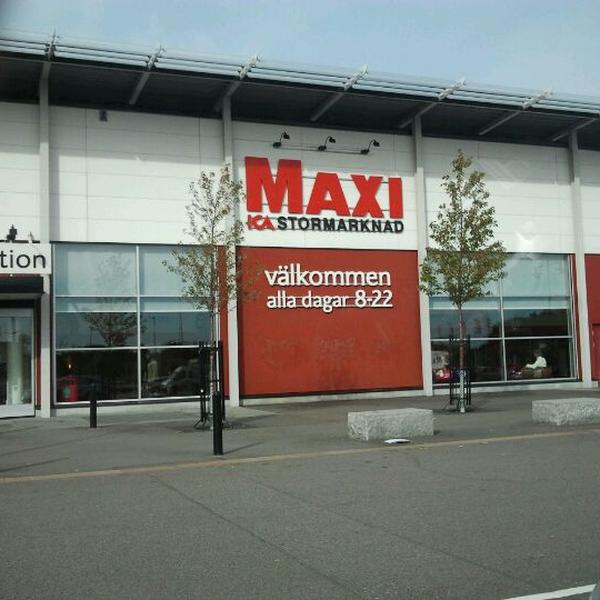 Photo taken at Maxi ICA Stormarknad Råå by olof f. on 10/9/2011
