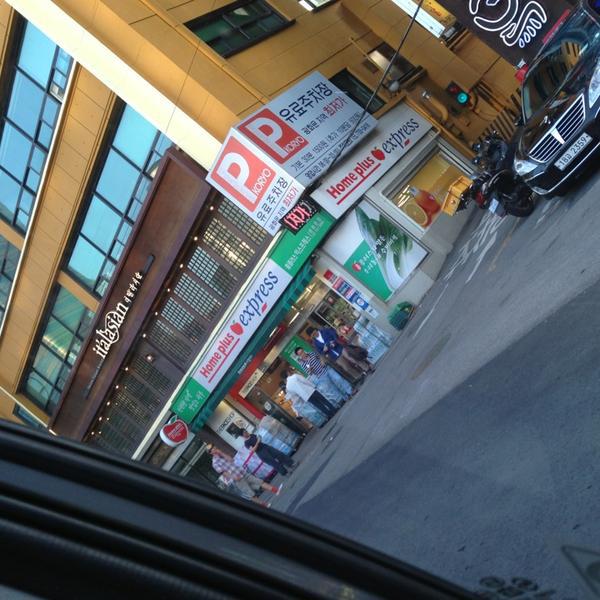 Photo taken at 홈플러스익스프레스 (Home plus express) by Fernando A. on 6/28/2013