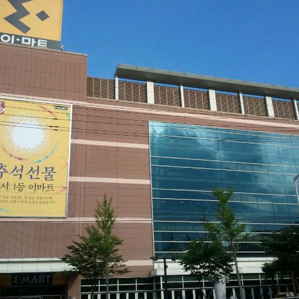 Photo taken at 이마트 / E-Mart by TaeYong K. on 8/28/2011-京畿道龙仁处仁区53易买得超市 Photo taken at 이마트 / E-Mart by TaeYong K. on 8/28/2011