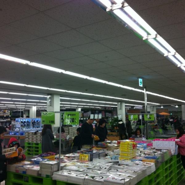 Photo taken at 이마트 트레이더스 (E-mart Traders) by Wade W. on 3/3/2012-京畿道龙仁兴区2457易买得超市 Photo taken at 이마트 트레이더스 (E-mart Traders) by Wade W. on 3/3/2012