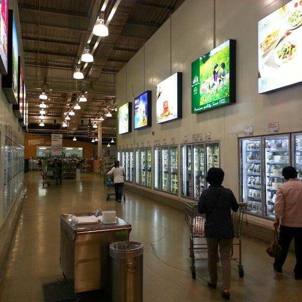 Photo taken at 이마트 트레이더스 (E-mart Traders) by Woohyun C. on 5/23/2013-京畿道龙仁兴区2457易买得超市 Photo taken at 이마트 트레이더스 (E-mart Traders) by Woohyun C. on 5/23/2013