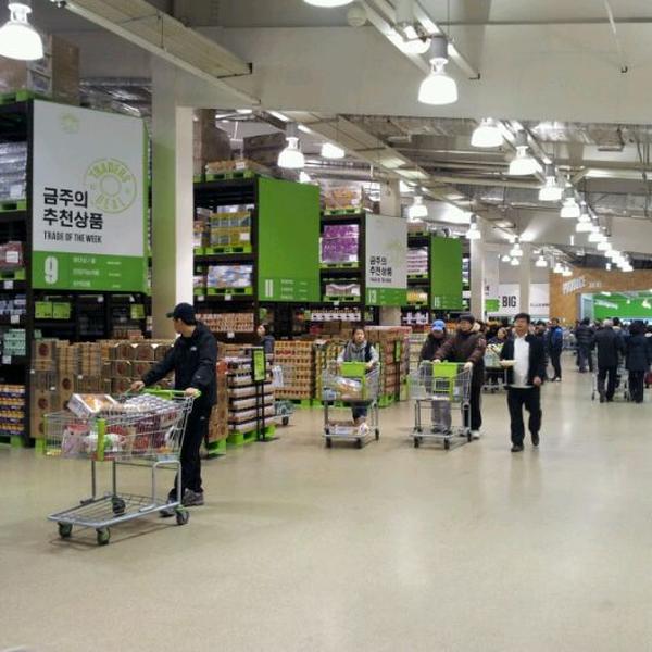 Photo taken at 이마트 트레이더스 (E-mart Traders) by Pilsik C. on 1/8/2012-京畿道龙仁兴区2457易买得超市 Photo taken at 이마트 트레이더스 (E-mart Traders) by Pilsik C. on 1/8/2012