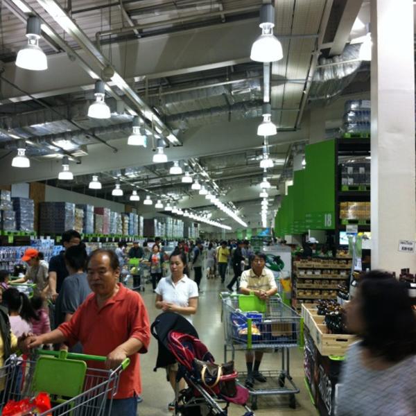 Photo taken at 이마트 트레이더스 (E-mart Traders) by Yang Keun K. on 5/28/2012-京畿道龙仁兴区2457易买得超市 Photo taken at 이마트 트레이더스 (E-mart Traders) by Yang Keun K. on 5/28/2012