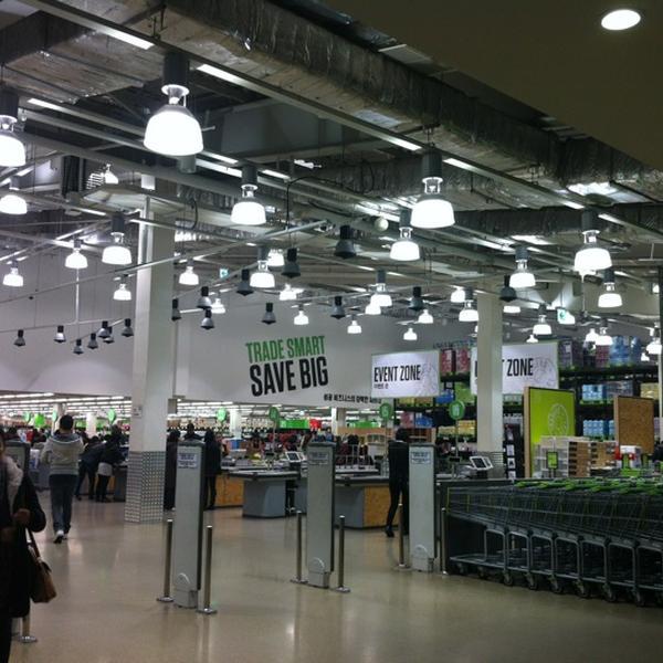 Photo taken at 이마트 트레이더스 (E-mart Traders) by HyungKi H. on 2/21/2012-京畿道龙仁兴区2457易买得超市 Photo taken at 이마트 트레이더스 (E-mart Traders) by HyungKi H. on 2/21/2012