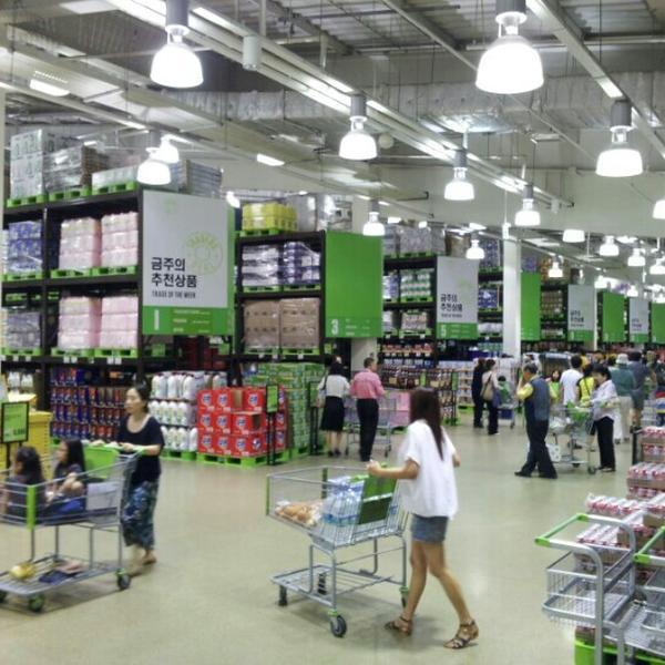 Photo taken at 이마트 트레이더스 (E-mart Traders) by Yongseok G. on 9/8/2012-京畿道龙仁兴区2457易买得超市 Photo taken at 이마트 트레이더스 (E-mart Traders) by Yongseok G. on 9/8/2012