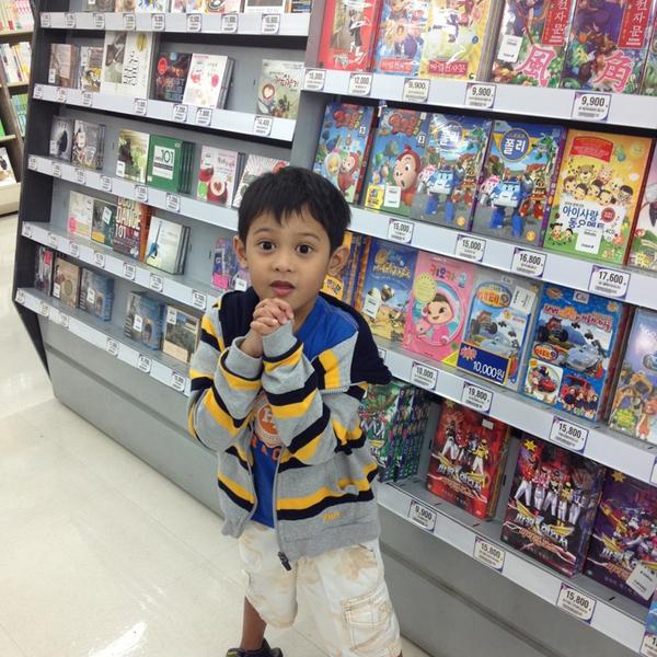 Photo taken at 홈플러스 / Home Plus by Mary Joy Z. on 5/23/2013