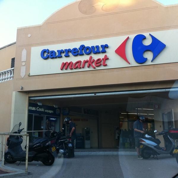 Photo taken at Carrefour by Pinkfear P. on 8/18/2011