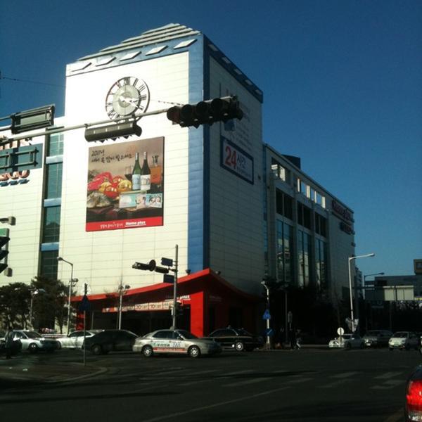 Photo taken at 홈플러스 / Home Plus by 일두 원. on 1/16/2011-大田西区107 Photo taken at 홈플러스 / Home Plus by 일두 원. on 1/16/2011