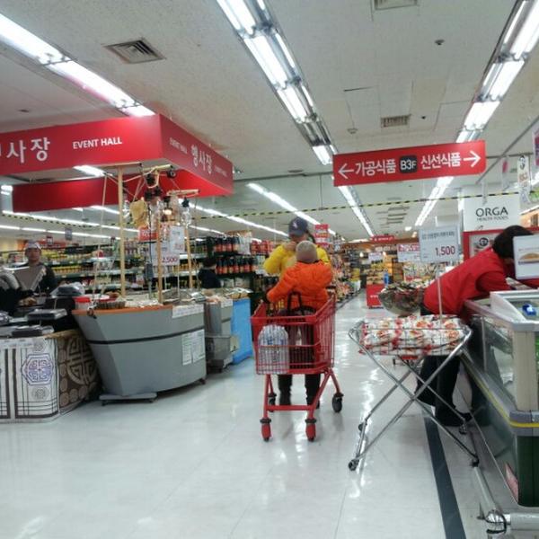 Photo taken at 롯데마트 (Lotte Mart) by Paul I. on 12/27/2012