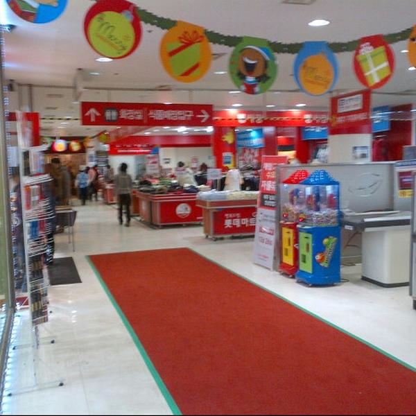 Photo taken at 롯데마트 (Lotte Mart) by Sungco J. on 12/9/2012