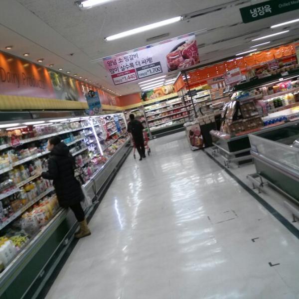 Photo taken at 롯데마트 (Lotte Mart) by Sungco J. on 2/6/2013