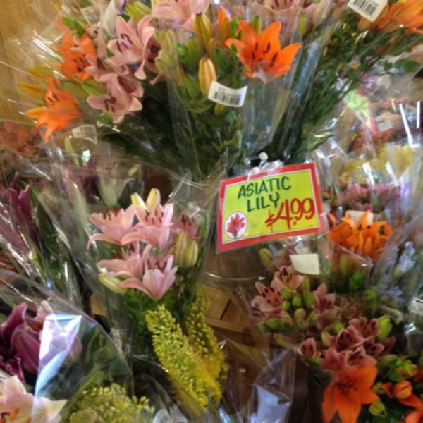 Photo taken at Trader Joe's by Justin B. on 7/11/2012-华盛顿州西雅图麦迪逊大街1700号 Photo taken at Trader Joe's by Justin B. on 7/11/2012