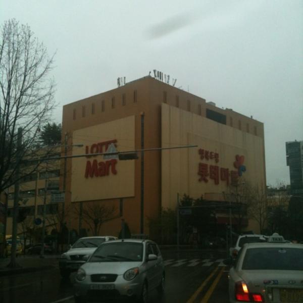 Photo taken at 롯데마트 (LOTTE Mart) by Sangjun P. on 4/21/2012
