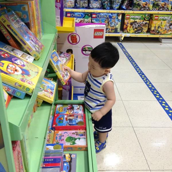 Photo taken at 롯데마트 (LOTTE Mart) by 성동 김. on 7/14/2013