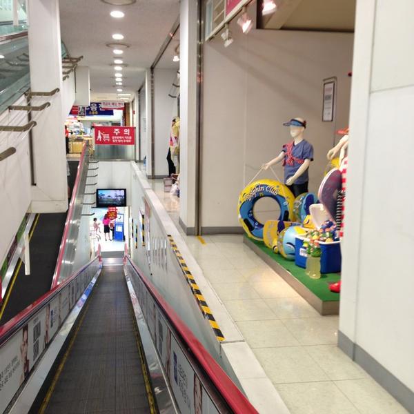 Photo taken at 롯데마트 (LOTTE Mart) by 상근 류. on 7/30/2013