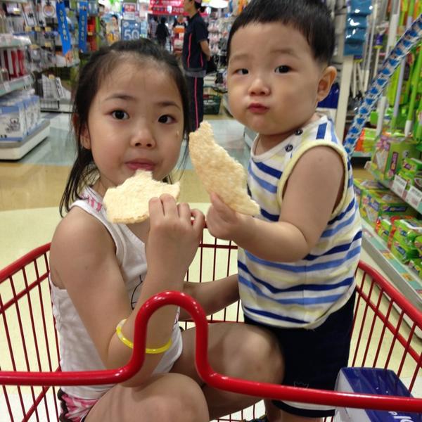 Photo taken at 롯데마트 (LOTTE Mart) by 성동 김. on 7/14/2013