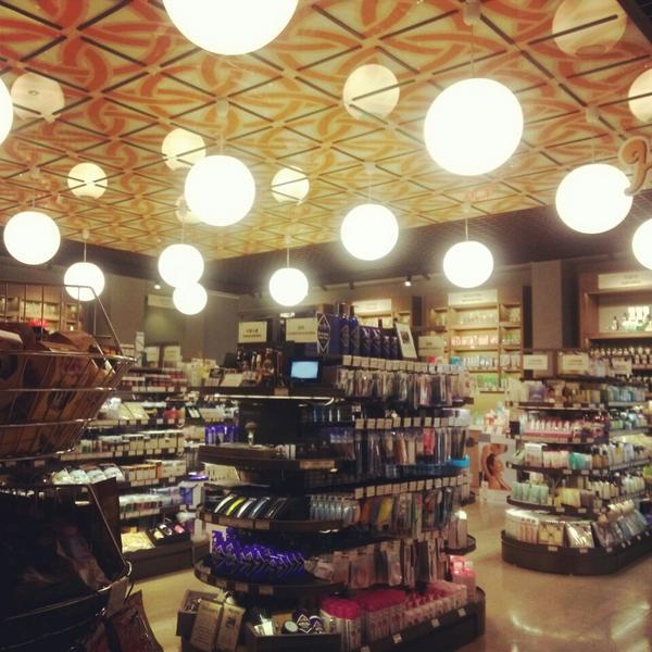 Photo taken at SSG FOOD MARKET by Chaeha L. on 5/17/2013-首尔特别市江南区清潭洞442号 SSG食品超市 Photo taken at SSG FOOD MARKET by Chaeha L. on 5/17/2013